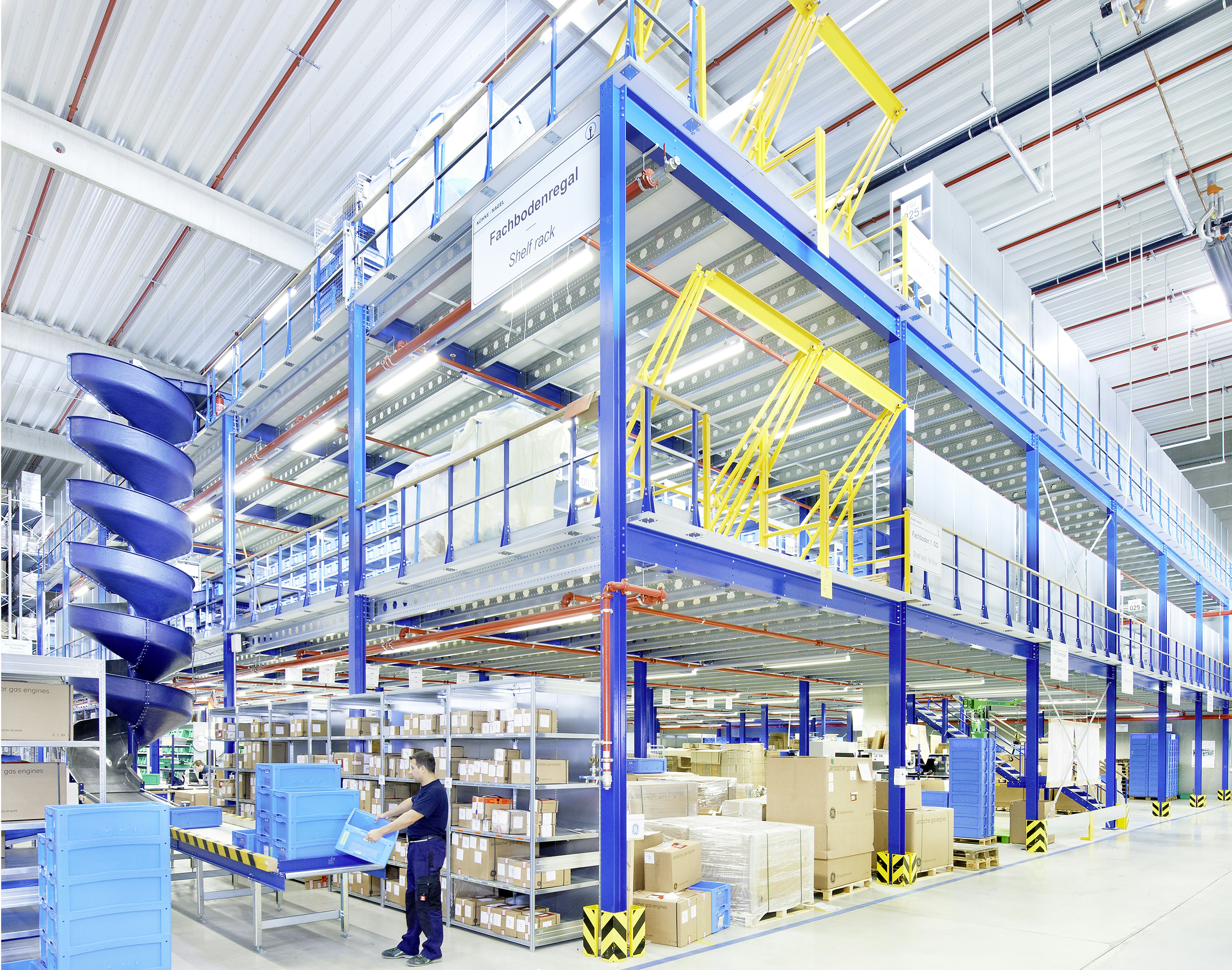 BITO Multi-tier installations Große Lagerhalle mit Palettenlager und Lagerbühne