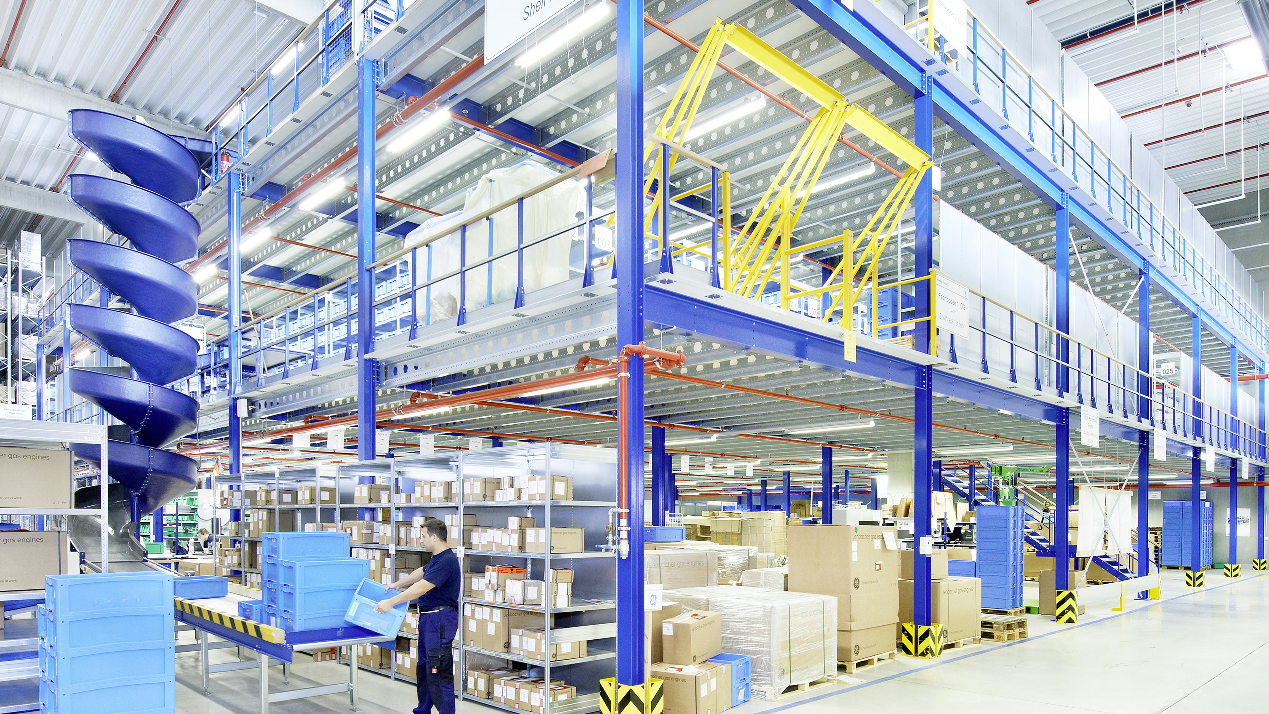 Große Lagerhalle mit Palettenlager und Lagerbühne