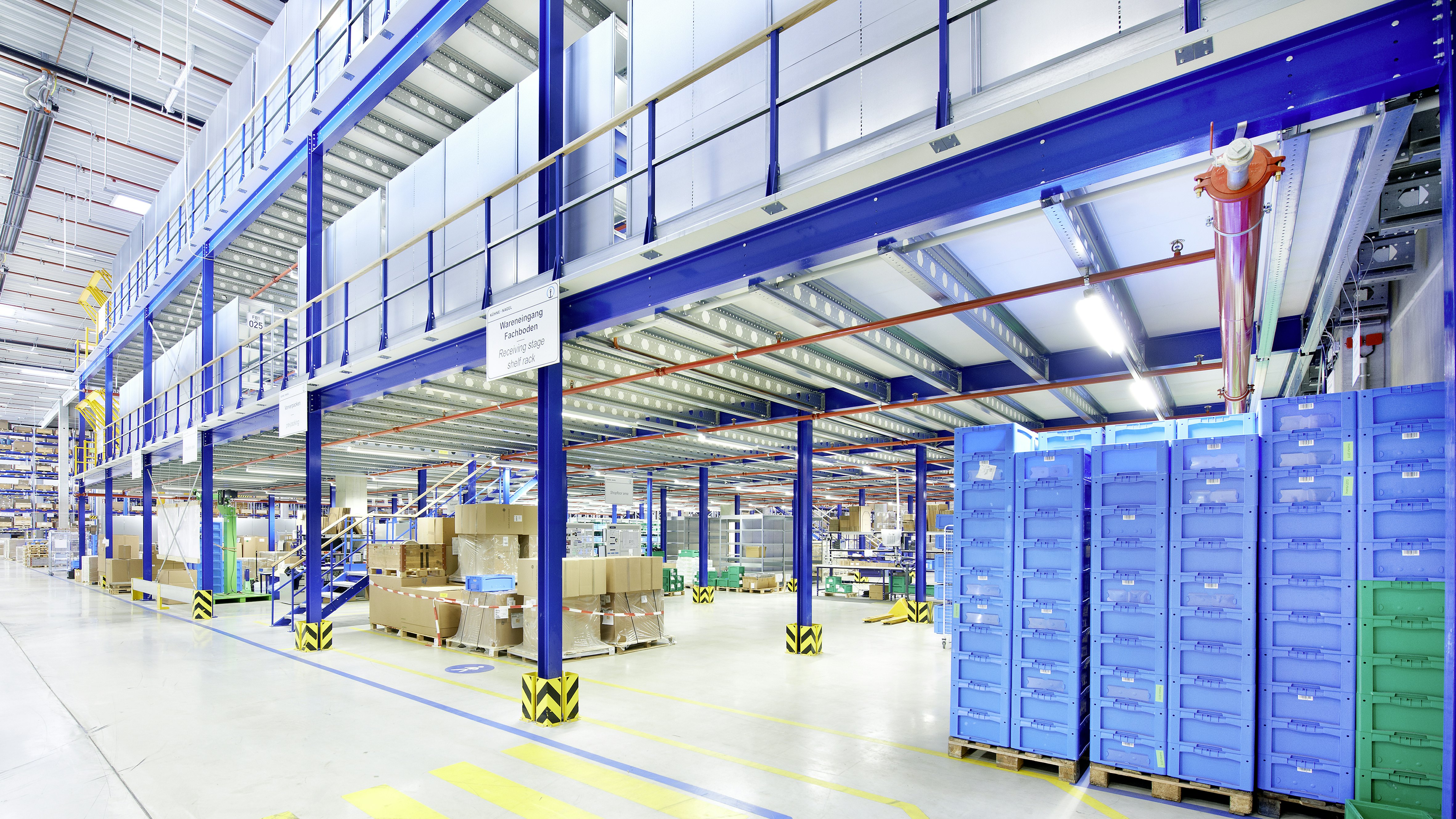 Palettenlager und Lagerbühne