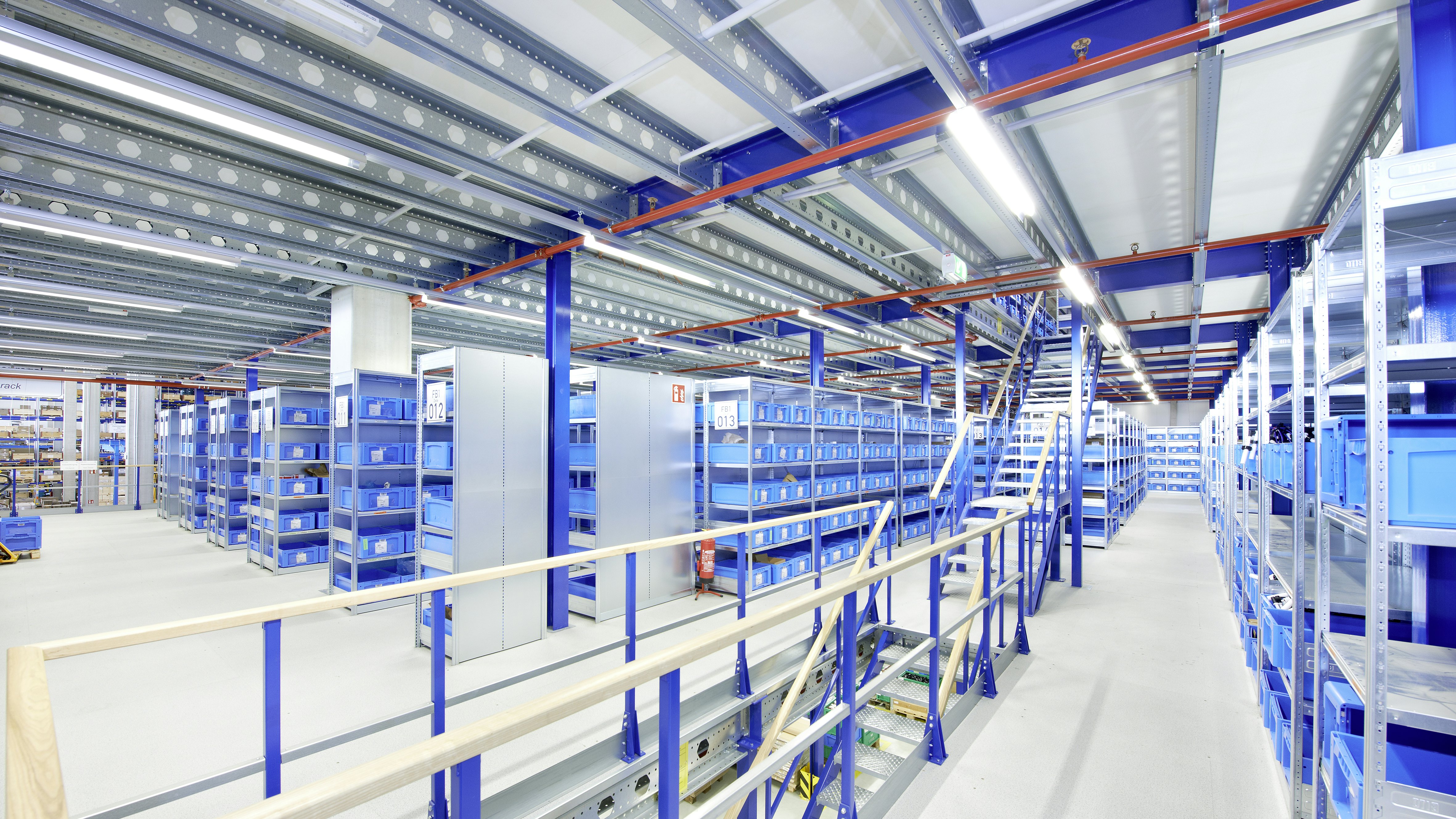 Fachbodenregal und Lagerbühne