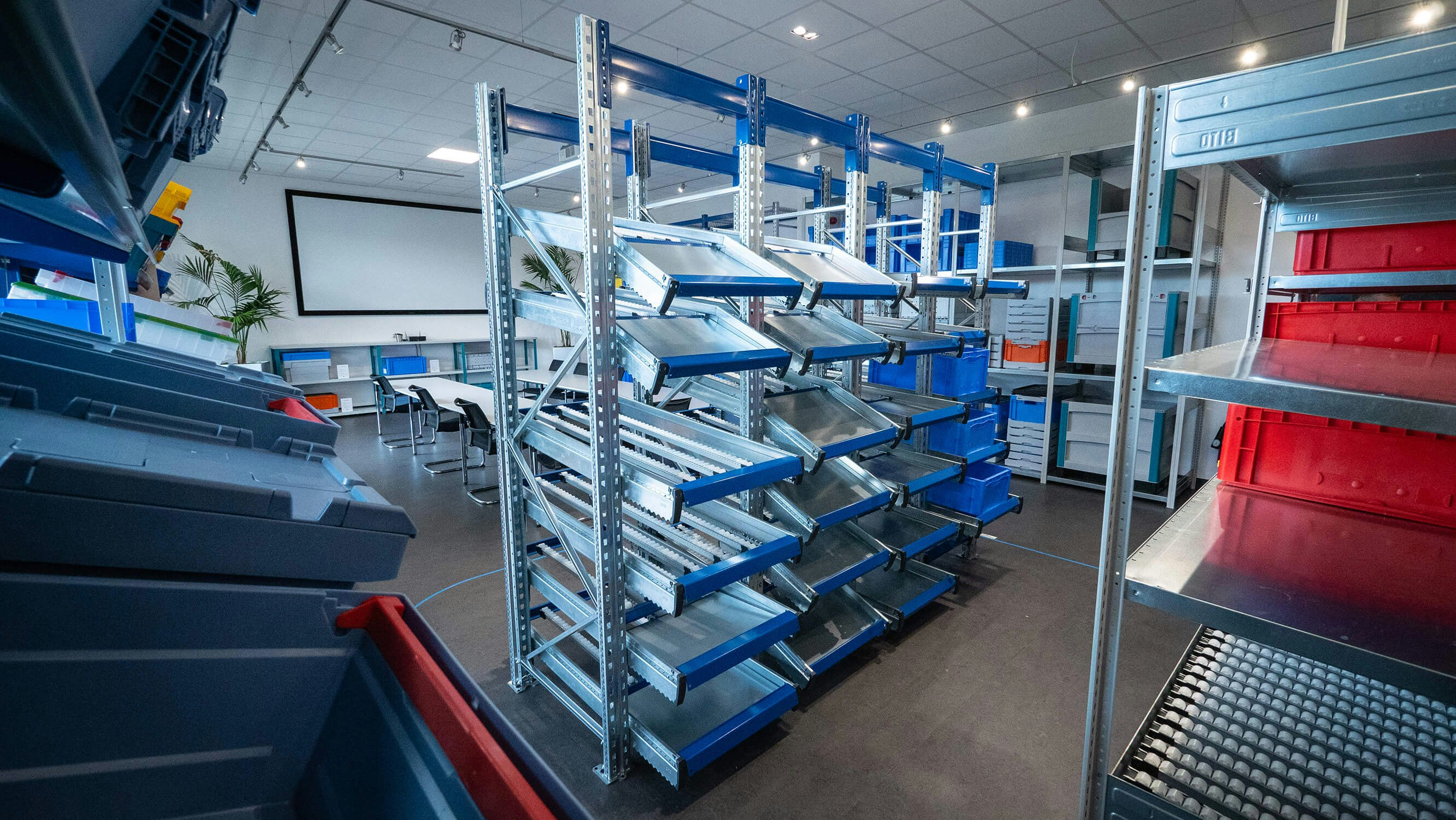 Durchlaufregal und Fachbodenregal von BITO