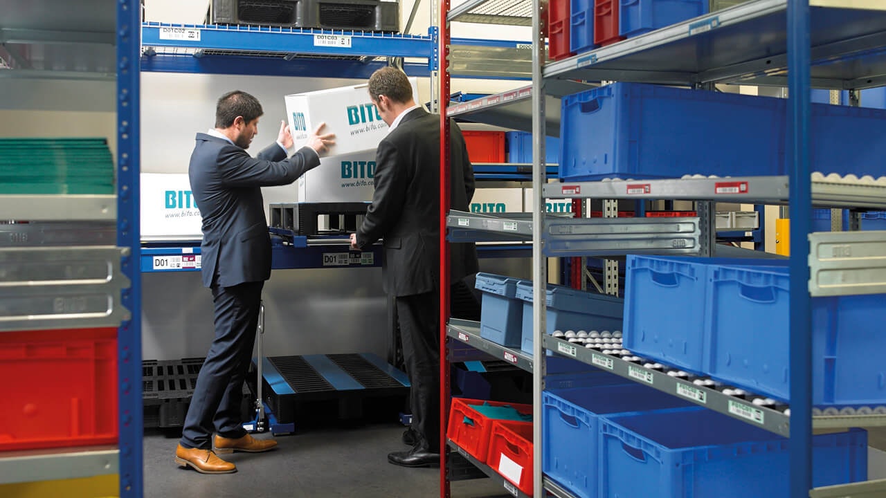 Zwei Personen vor einem BITO Palettendurchlaufregal