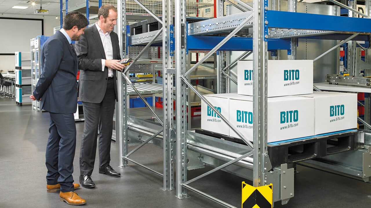 Zwei Personen vor einem BITO Palettendurchlaufregal