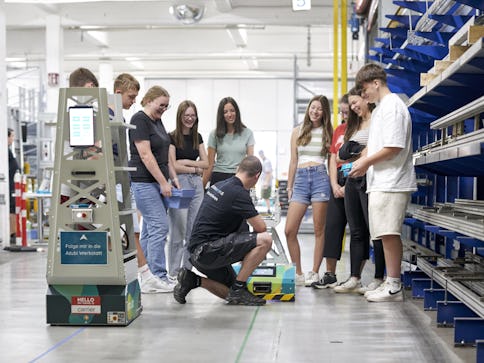 Ein BITO Mitarbeiter erklärt, einer Gruppe Jugendlicher, den BITO LEO.