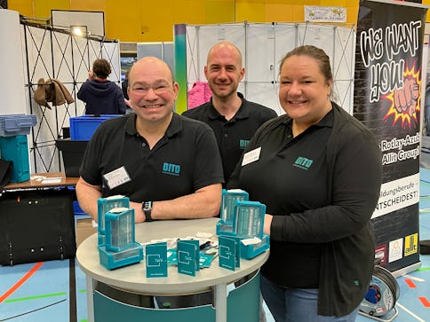 Drei BITO Mitarbeiter und Mitarbeiterinnen hinter einem BITO Stehtisch