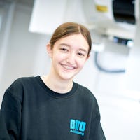 Eine Auszubildende bei BITO an einer Steuerung