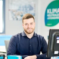 Ein BITO Angestellter an seinem Schreibtisch