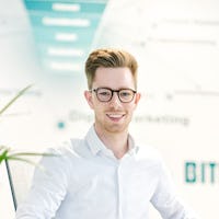 Ein BITO Angestellter an seinem Schreibtisch