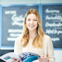 Eine Frau mit einer Broschüre in der Hand