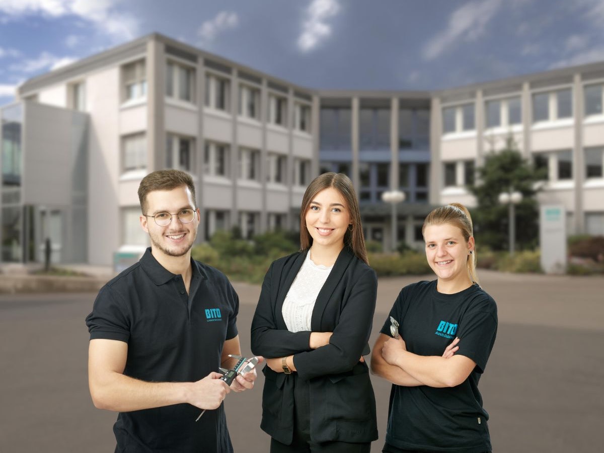 Drei Personen vor dem BITO Verwaltungsgebäude