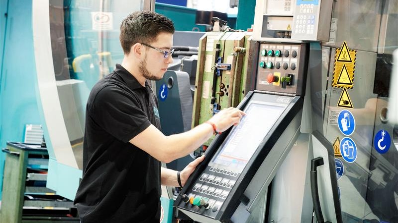 Ein Auszubildender bei BITO der eine Maschine Programmiert