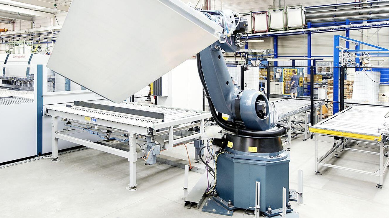 Eine automatisierte Produktionsanlage mit einem Roboter.